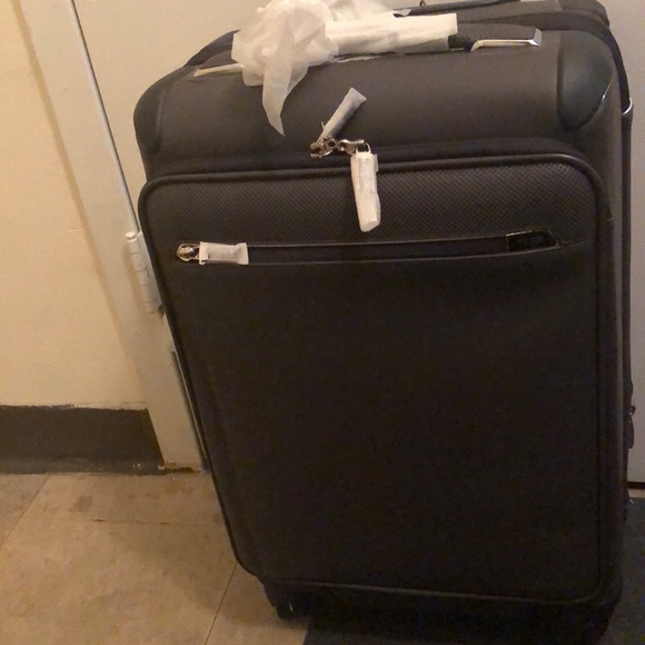 New TUMI Gatwick International Expandable Carry-on - Picture 1 of 8